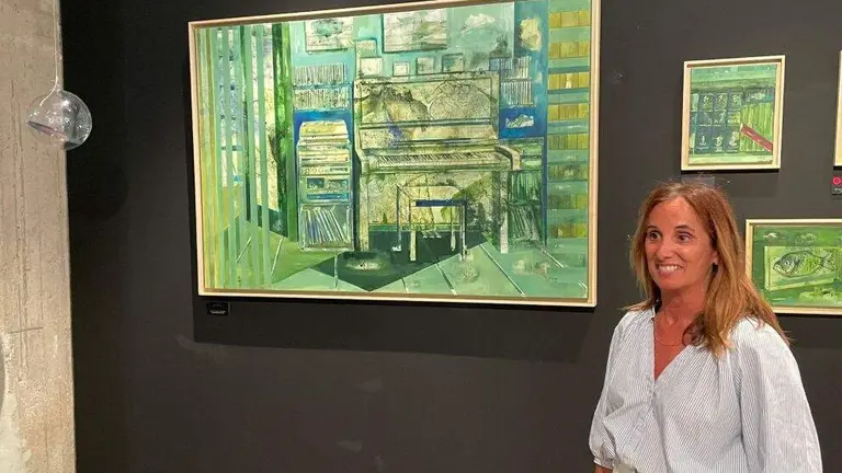 La artista Noelia Cuevas en la muestra.