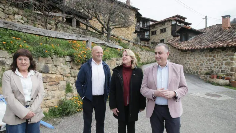 Las autoridades pol&iacute;ticas visitaron el pueblo.