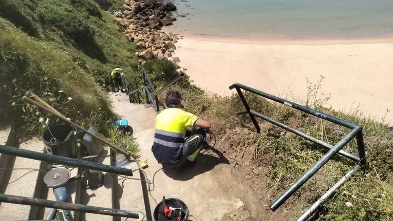 Arreglo en la barandilla de la playa de Somocuevas, en Liencres.