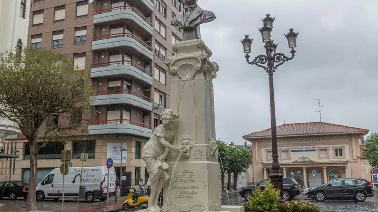 Escultura al doctor Rebolledo en Torrelavega