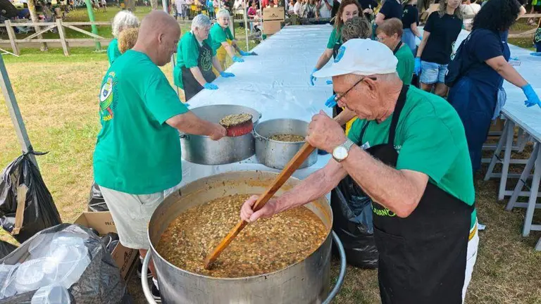 Cocinando en las perolas.