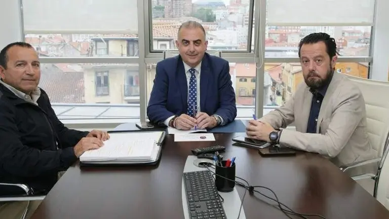 Encuentro entre el consejero de Fomento y el alcalde de Molledo.