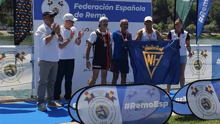 Agust&iacute;n Garay en la entrega de las medallas.