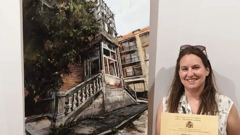 Zara Garc&iacute;a con su obra ganadora.