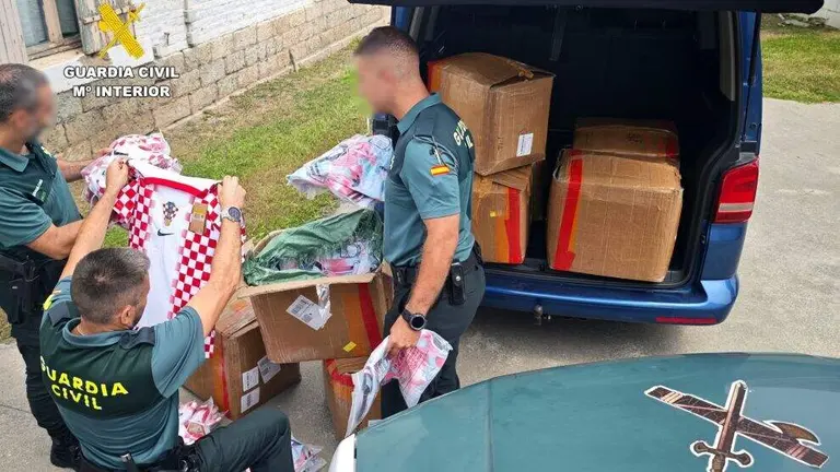 Camisetas intervenidas por la Guardia Civil.