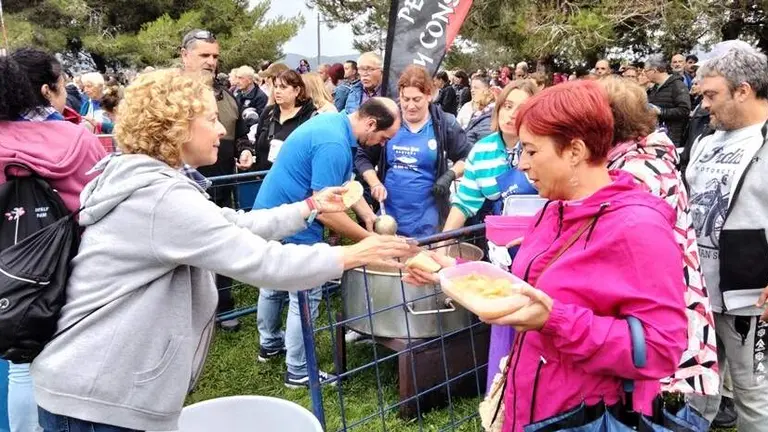Reparto de marmite en Santo&ntilde;a. R.A.
