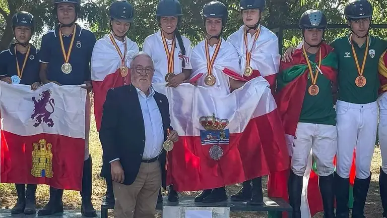 Equipo de Cantabria en el podium.