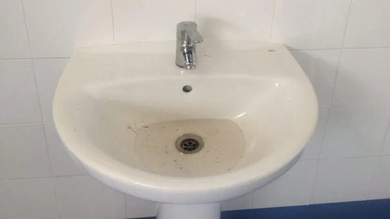 Atasco en el lavabo de las piscinas.