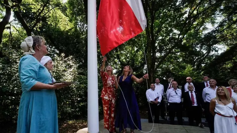 Izado de la bandera de Cantabria en Puente San Miguel.