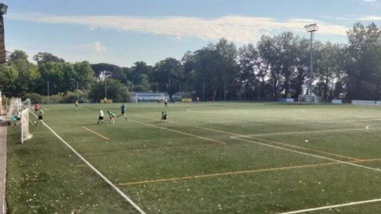 Campo de f&uacute;tbol de Pontejos, en marina de Cudeyo. R.A.