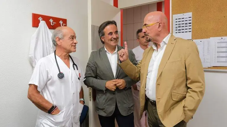Visita al centro de salud de Malia&ntilde;o, en Camargo.