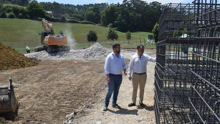 Inicio de las obras de la cubierta del parque infantil en Mortera.
