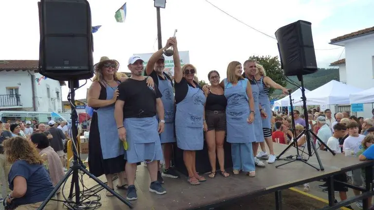 'Los &Uacute;ltimos de la fila', ganadores del Concurso de marmite de las Fiestas de San Esteban en Argo&ntilde;os. R.A.