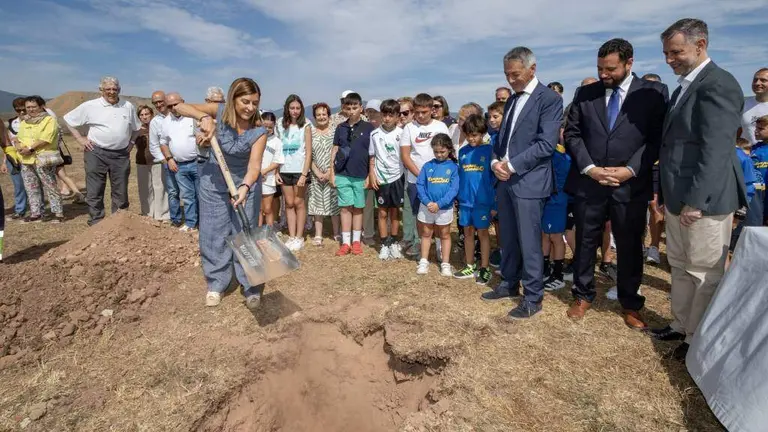 Un momento de la colocaci&oacute;n de la primera piedra del campo de f&uacute;tbol en Campoo de Enmedio.