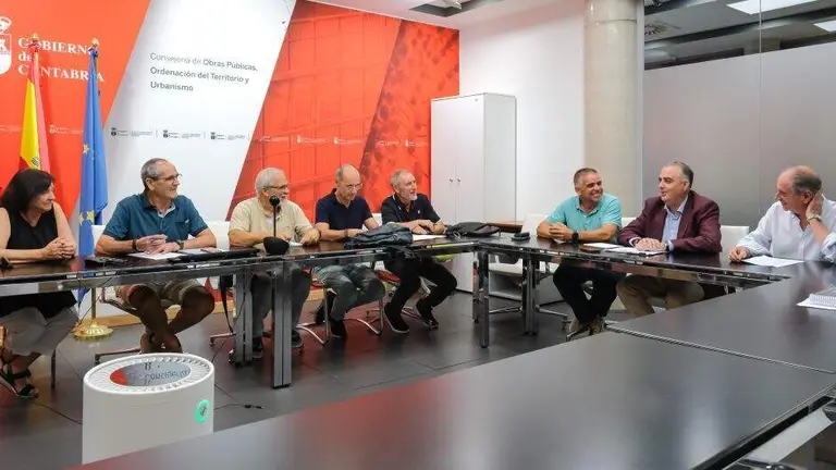 Reuni&oacute;n entre el consejero, el alcalde y los afectados por las sentencias de derribo.