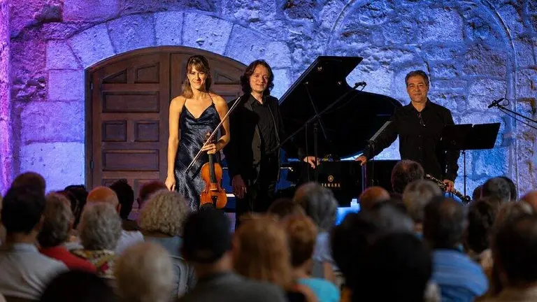 Los tres m&uacute;sicos en su concierto.