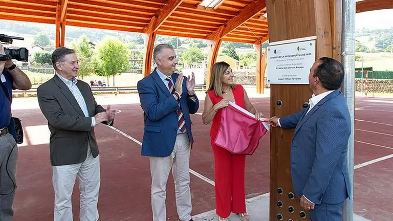 Obras de la cubierta pista deportiva en Sili&oacute;, en Molledo.