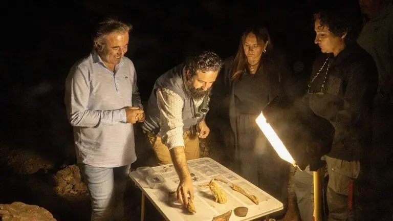 Las autoridades pol&iacute;ticas con la direcci&oacute;n investigadora.
