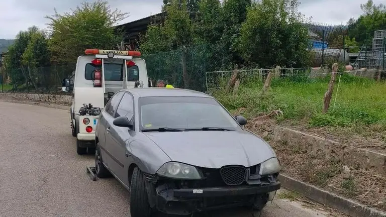 Veh&iacute;culo intervenido por la Polic&iacute;a Local de Torrelavega.