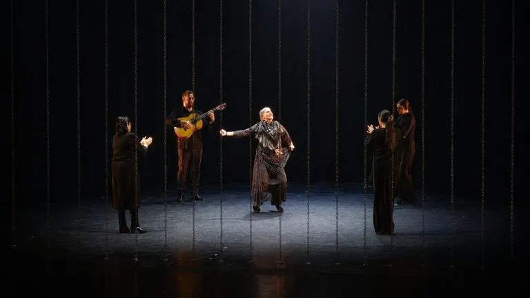 Cadenas en el escenario.