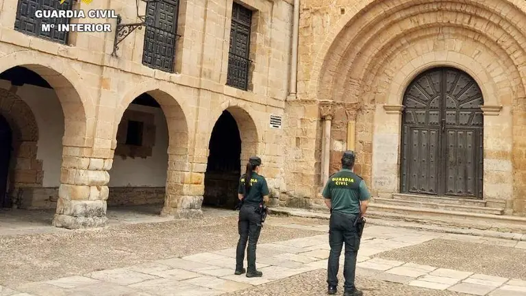 Vigilancia d e los agentes en la Colegiata de Santillana del Mar.