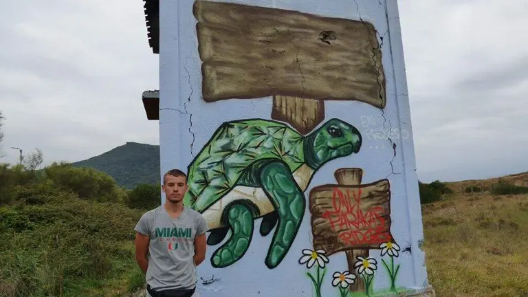 Juan Solanas en el mural realizado en Berria. R.A.