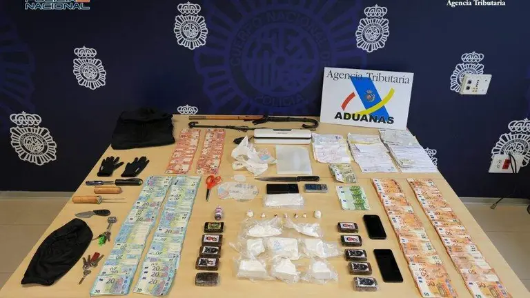 Dinero y droga incautado en la operaci&oacute;n policial.