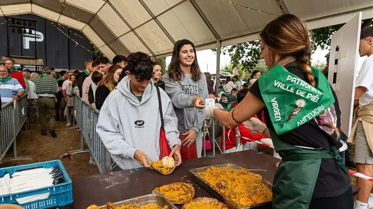 Reparto de paella en las Fiestas de la Virgen de Valencia, en Pi&eacute;lagos.