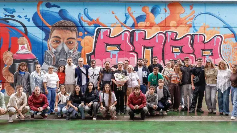 Asistentes al acto del mural en honor a