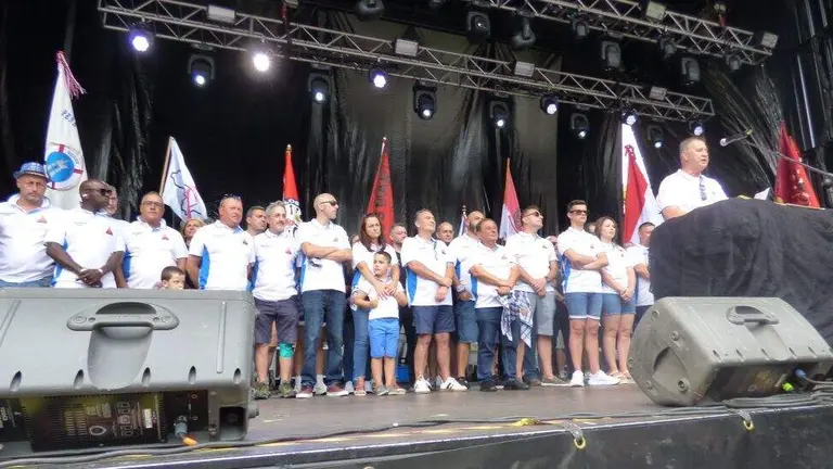 Manuel Vinatea y los integrantes de la Cofrad&iacute;a de Pescadores en el preg&oacute;n. R.A.