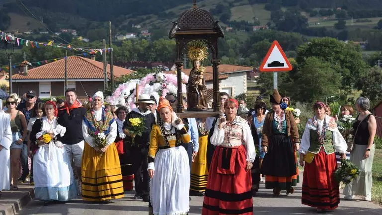 Ofrenfa floral en Pi&eacute;lagos con motivo de las Fiestas de la Virgen de Valencia.