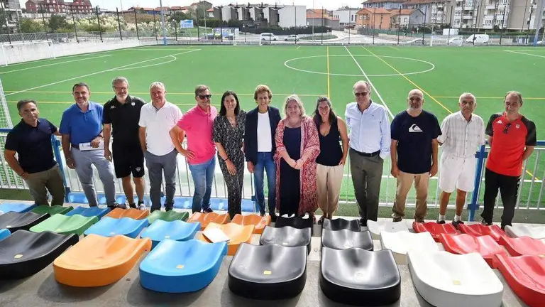 Las autoridades pol&iacute;ticas y deportivas en el campo de f&uacute;tbol.
