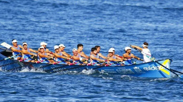 Trainera del Club de Remo Santo&ntilde;a. Facebook del Club