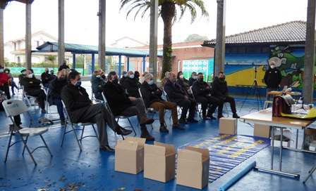 Autoridades políticas y vecinos que asistieron al acto de presentación del libro. Nyka Goicoechea