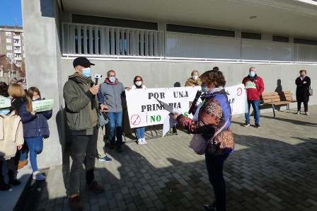 La movilización pasó por el Centro de Salud de Santoña. R.A.