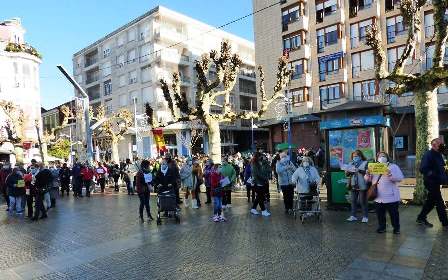 Los vecinos que asistieron en la Plaza de San Antonio. R.A.