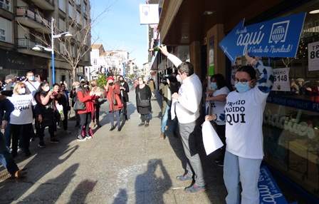Los vecinos de Santoña aplaudieron y felicitaron al administrador y las trabajadoras. R.A