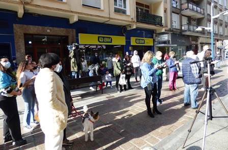 Los vecinos de Santoña se concentraron frente a la Administración, ubicada en la calle Cervantes. R.A.