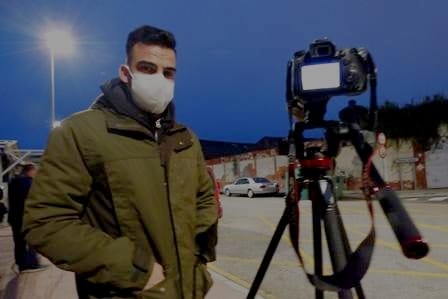 Saúl Rodríguez fotografía el búho nival en Santoña. R.A.