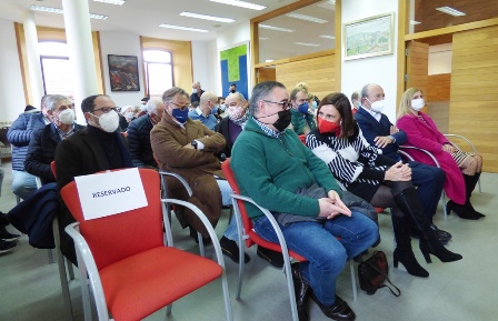 Autoridades políticas y vecinos que asistieron a la sesión plenaria. R.A.