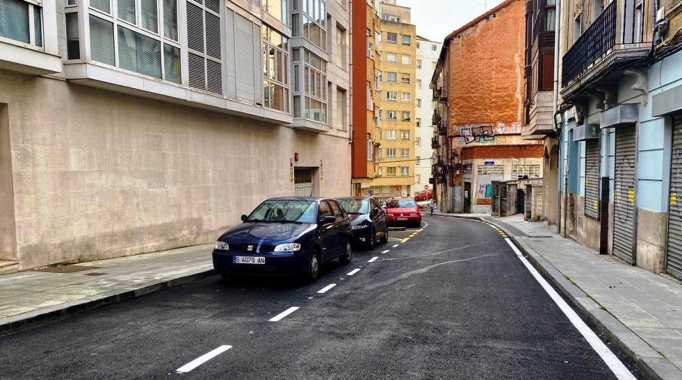 Asfaltado en la calle Marqués de Santillana, en Santander.