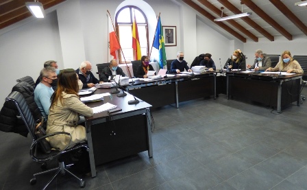 Pleno en Guriezo antes de ser expulsado el concejal Ángel Llano (PRC). R.A.