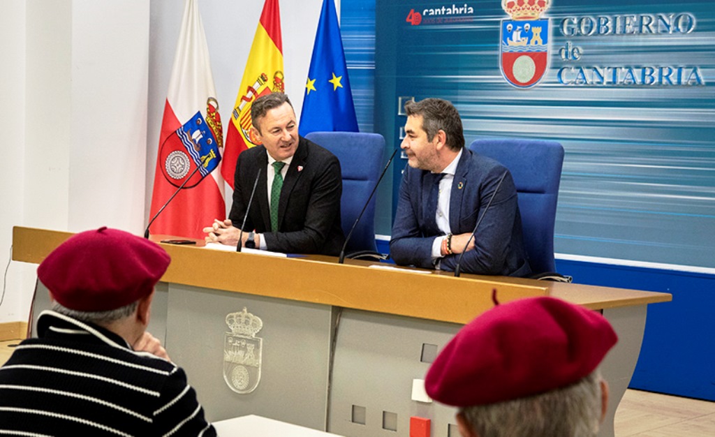 El consejero de Desarrollo Rural, Ganadería, Pesca, Alimentación y Medio Ambiente, Guillermo Blanco, presenta la Feria de la Anchoa de Santoña, junto al alcalde, Sergio Abascal.