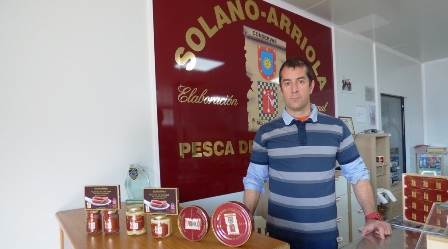 Miguel Solano, hijo, muestra su variedad de formatos de anchoas y bonito. R.A.