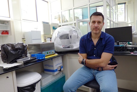 El presidente de los empresarios conseveros, de semiconservas y salazón en el laboratorio de una fábrica santoñesa. R.A.