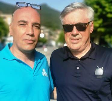 Ancelotti se prestó a tirarse fotografías con los vecinos de Santoña.