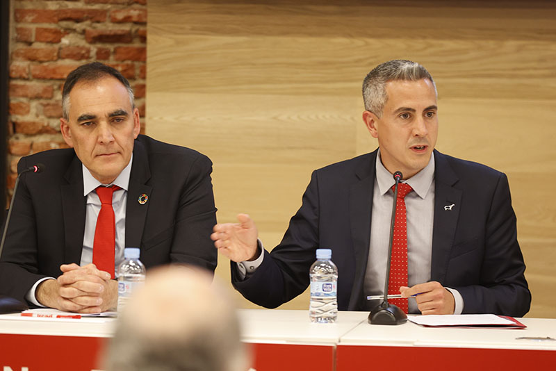 El vicepresidente y consejero de Universidades, Igualdad, Cultura y Deporte, Pablo Zuloaga, derecha, y el consejero de Sanidad, Raúl Pesquera.