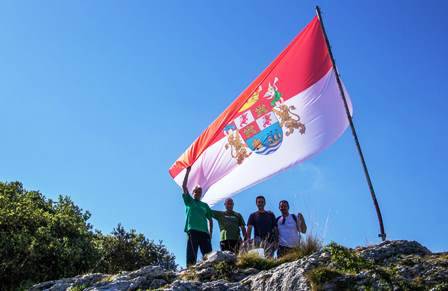 La bandera de Santoña vuelve a ondear en el pico Buciero.