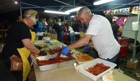 Preparación de las raciones de chorizo para los asistentes a las fiestas de Meruelo