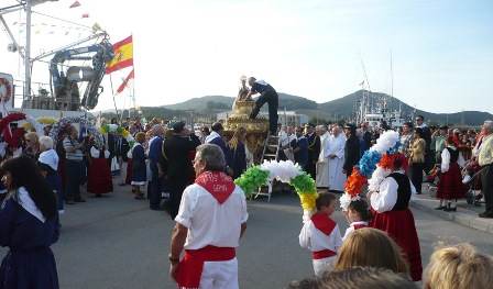 Imagen de la Virgen del Puerto en el puerto pesquero de Santoña. R.A.